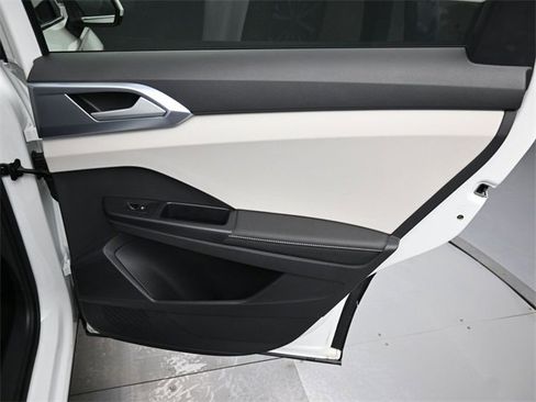 Certified 2025 Volkswagen Taos SE image 31