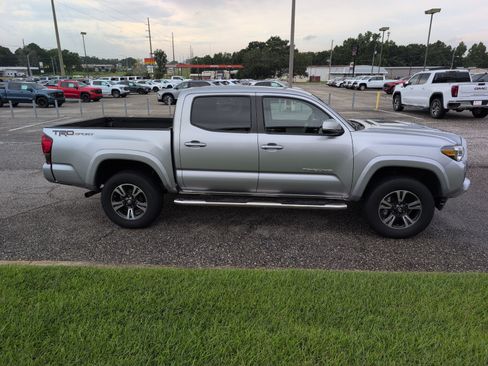 Used 2018 Toyota Tacoma TRD Sport RWD image 8