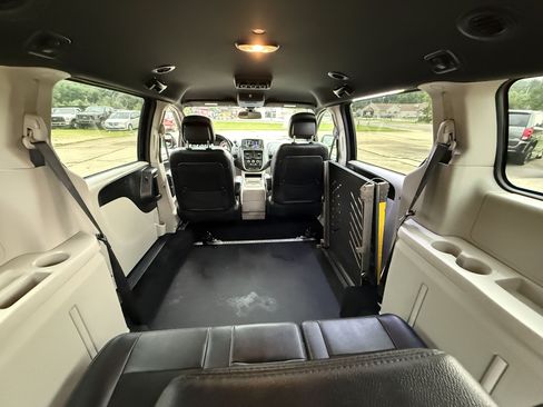 Used 2019 Dodge Grand Caravan SXT FWD image 34