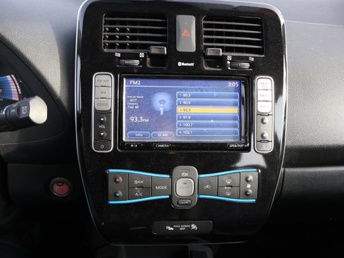 Used 2015 Nissan Leaf SL w/ Premium Package image 22