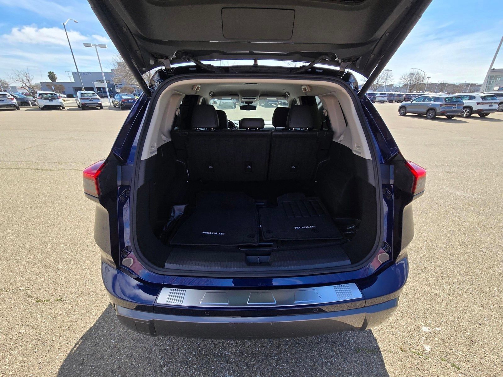 Used 2025 Nissan Rogue SL AWD/4WD image 10