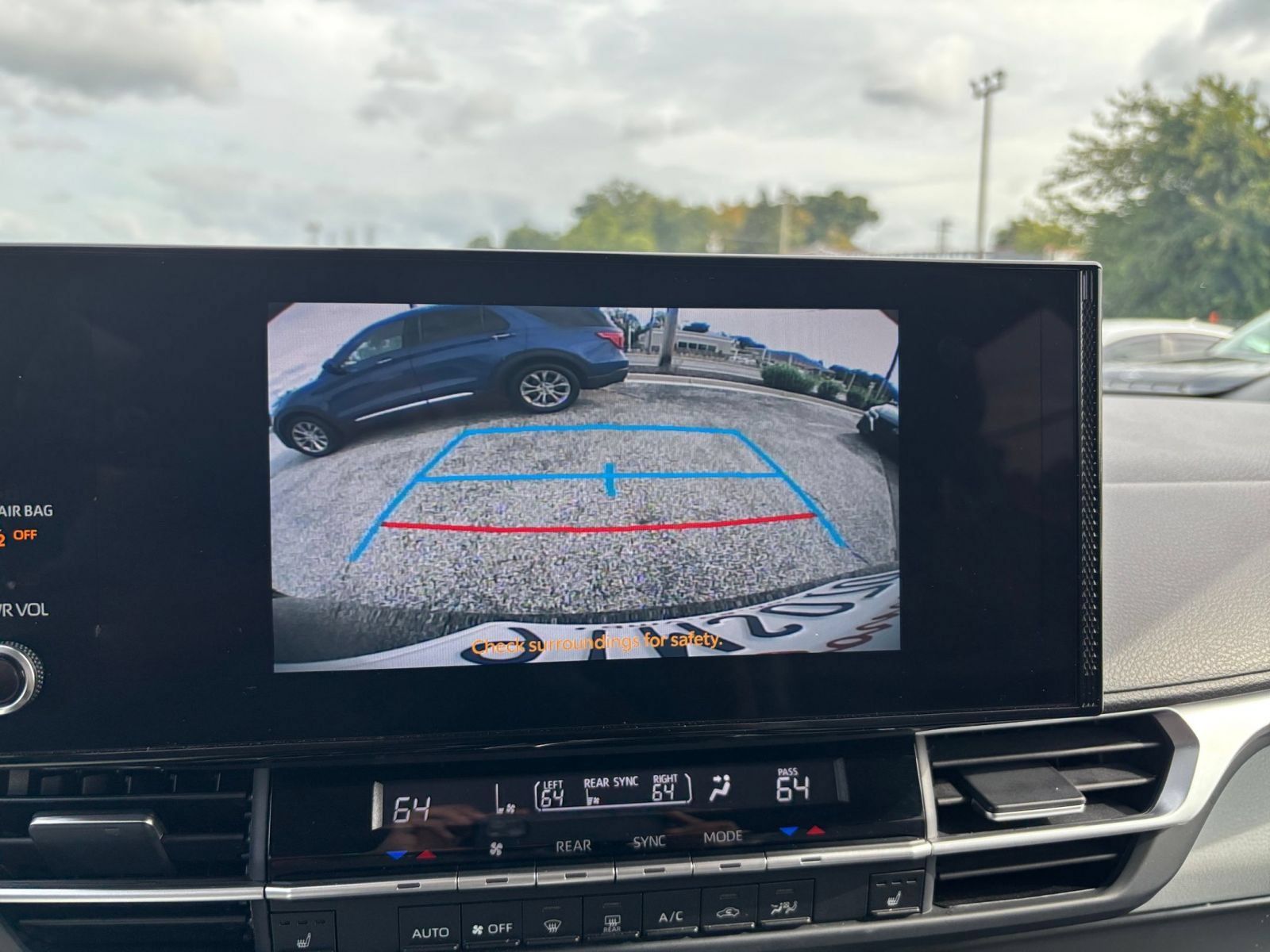 Used 2025 Toyota Sienna XLE FWD image 25