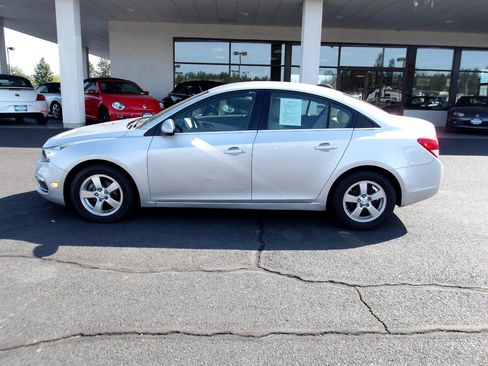 Used 2015 Chevrolet Cruze LT image 2