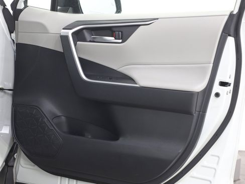 Used 2022 Toyota RAV4 XLE Premium image 12