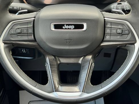 Used 2023 Jeep Grand Cherokee L Limited AWD/4WD image 23