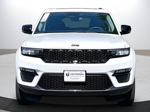 Used 2023 Jeep Grand Cherokee Limited w/ Black Appearance Package AWD/4WD image 3