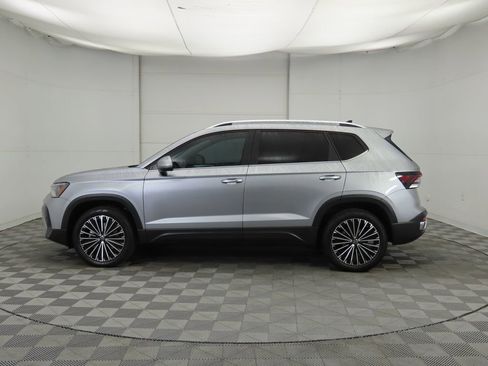 Certified 2025 Volkswagen Taos SE w/ Panoramic Sunroof Package image 8