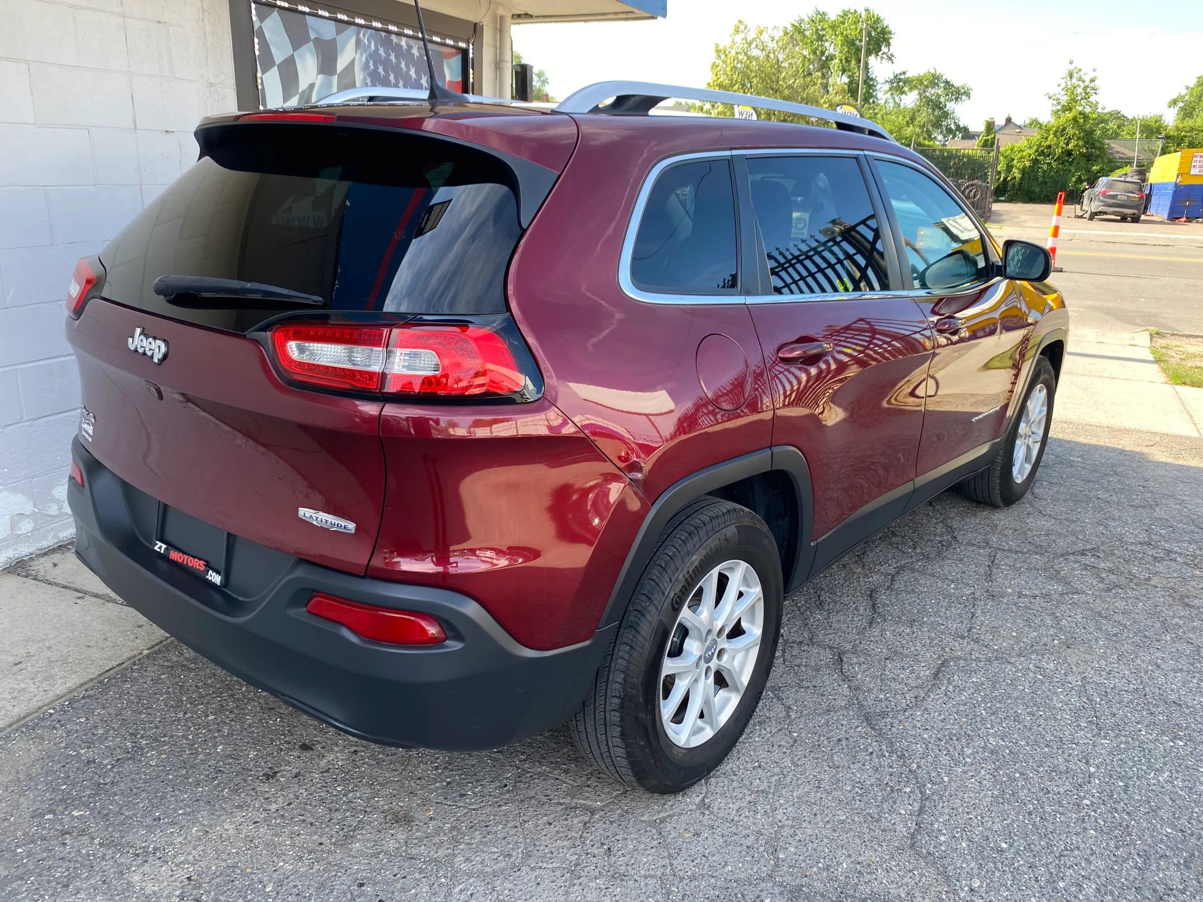 Used 2018 Jeep Cherokee Latitude Plus w/ Cold Weather Group AWD/4WD image 8
