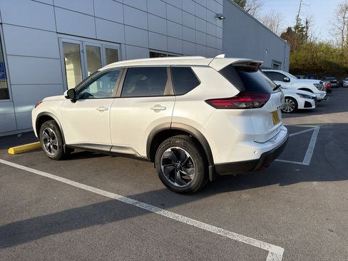 Used 2025 Nissan Rogue SV w/ SV Premium Package image 3