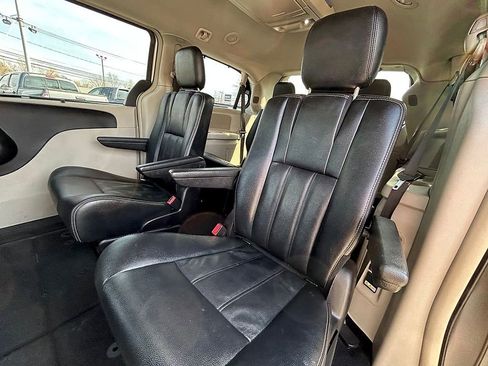 Used 2015 Chrysler Town & Country Touring w/ Driver Convenience Group FWD image 17