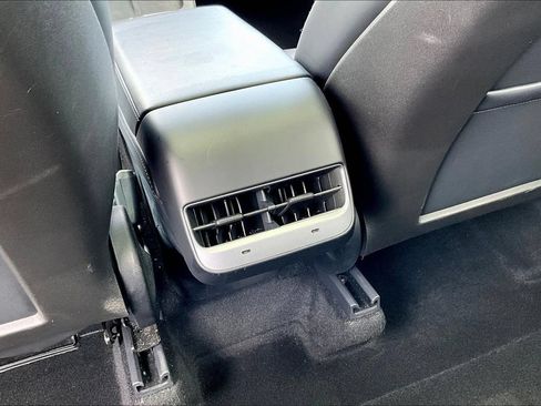 Used 2024 Tesla Model Y Long Range RWD image 10
