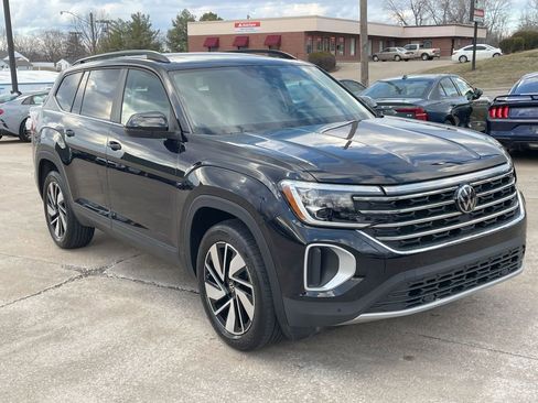 Used 2024 Volkswagen Atlas SE w/ Panoramic Sunroof Package image 2