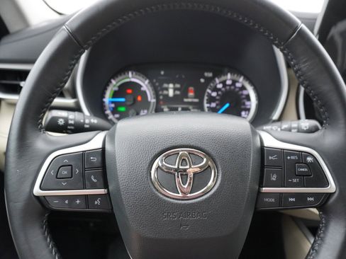 Used 2023 Toyota Highlander XLE image 28