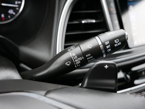 Used 2024 Buick Enclave Avenir w/ Avenir Technology Package image 26