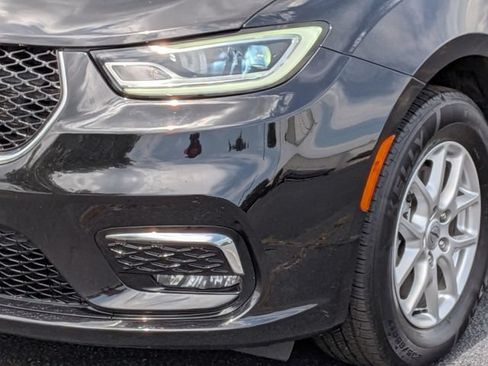 Used 2024 Chrysler Pacifica Touring-L FWD image 9