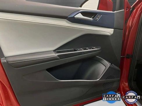 Used 2024 Volkswagen Taos SE image 32