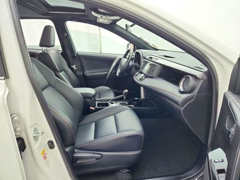 Used 2016 Toyota RAV4 SE image 14