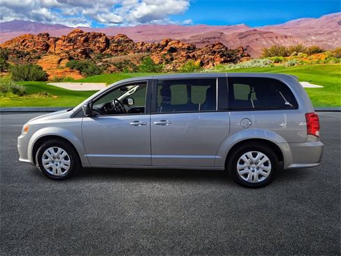 Used 2018 Dodge Grand Caravan SE w/ Rear Park Assist Package image 7