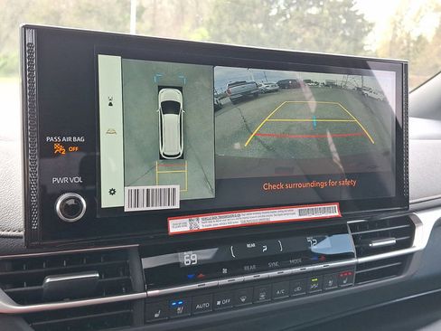 Used 2025 Toyota Sienna Platinum image 16