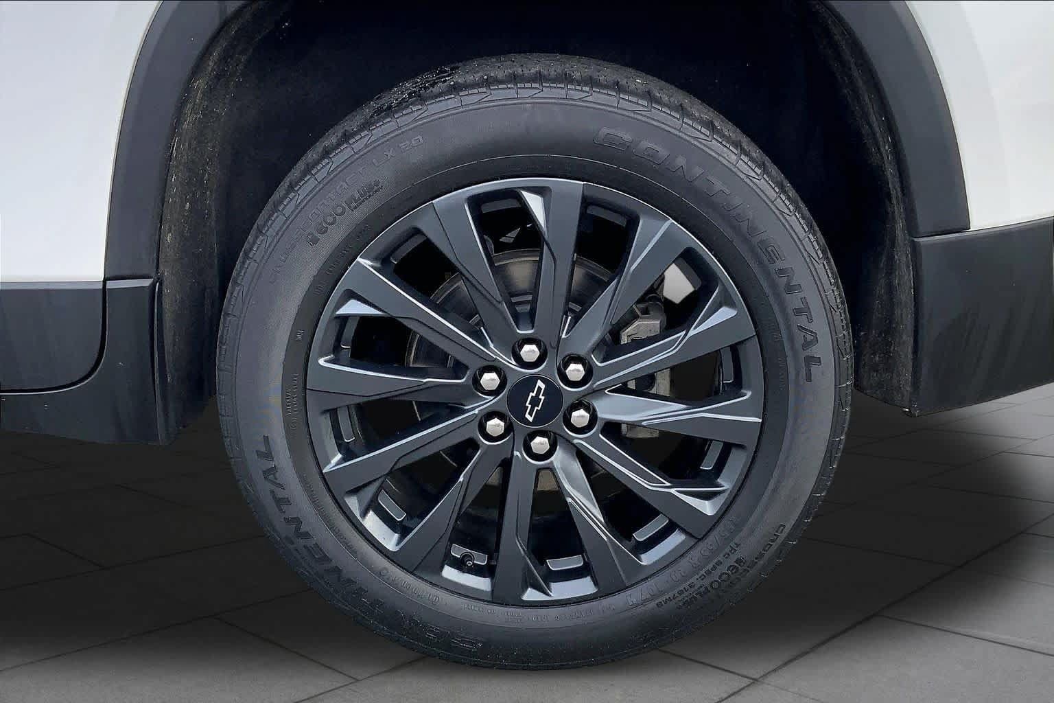 Used 2023 Chevrolet Traverse RS FWD image 11
