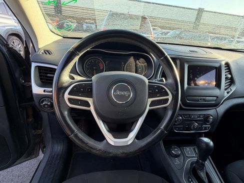 Used 2019 Jeep Cherokee Latitude AWD/4WD image 11