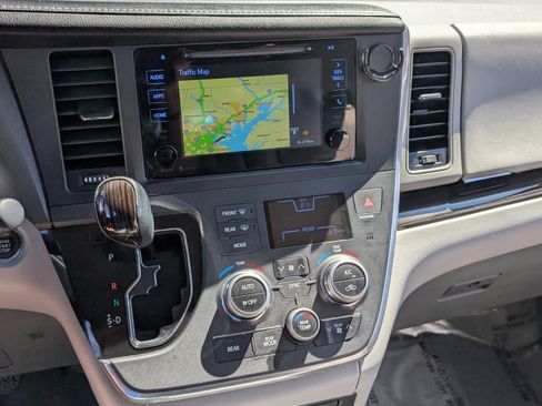 Used 2015 Toyota Sienna XLE image 29