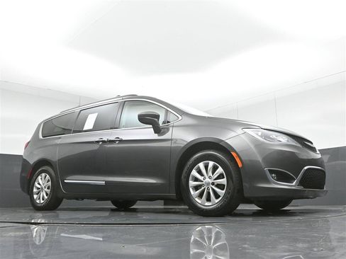 Used 2017 Chrysler Pacifica Touring-L FWD image 31