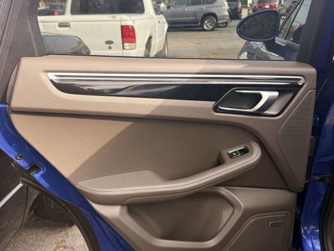 Used 2018 Porsche Macan image 12