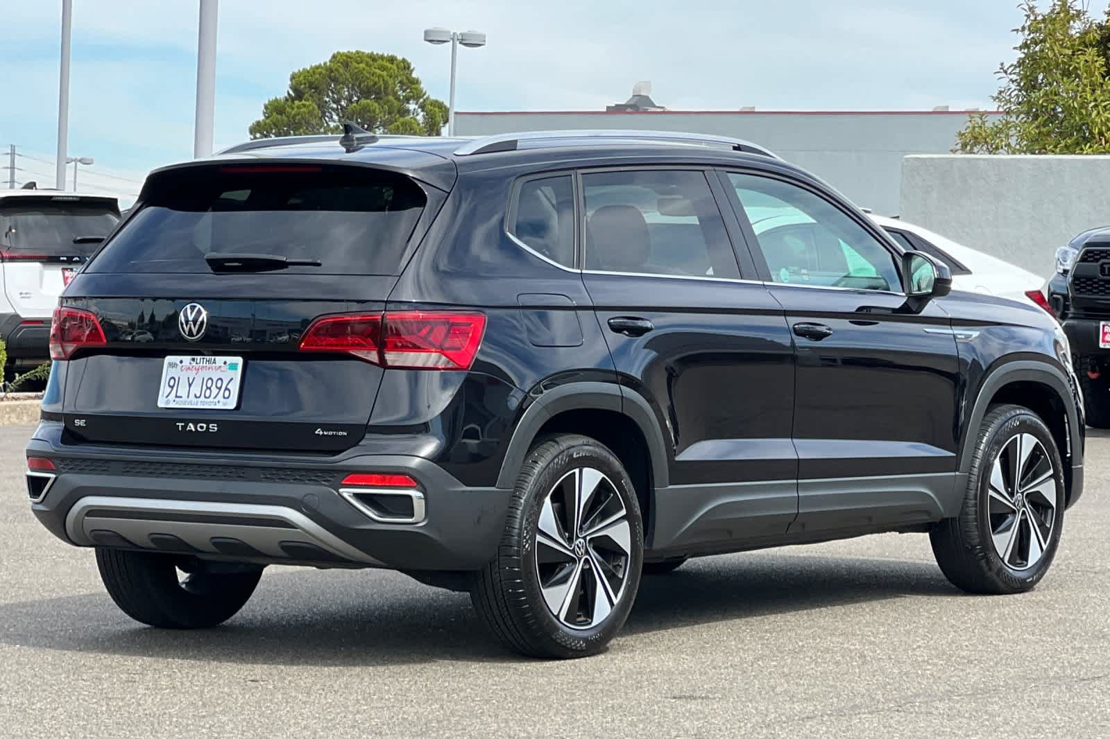 Used 2024 Volkswagen Taos SE w/ Panoramic Sunroof Package AWD/4WD image 2