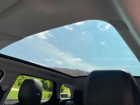 Used 2019 Land Rover Range Rover Evoque SE image 26