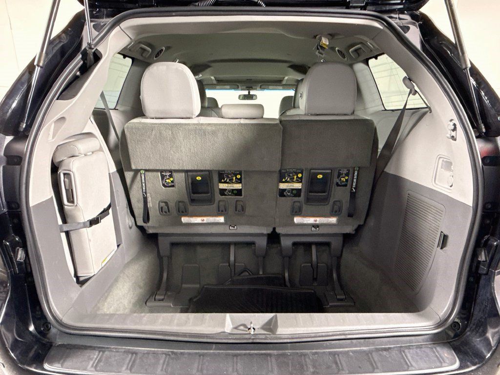 Used 2017 Toyota Sienna XLE w/ XLE Navigation Package FWD image 32