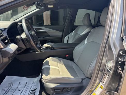 Used 2025 Toyota Camry SE w/ Convenience Package FWD image 15