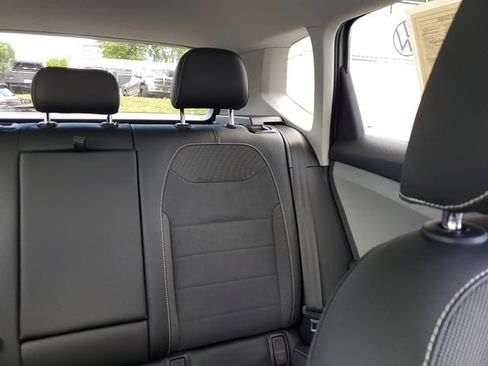 Certified 2023 Volkswagen Taos SE w/ Panoramic Sunroof Package FWD image 12