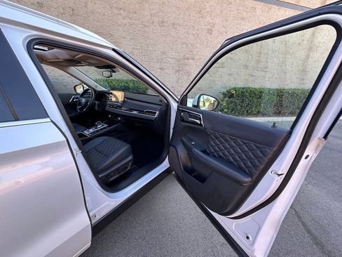 Used 2023 Mitsubishi Outlander SEL AWD/4WD image 18