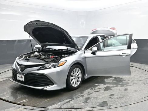 Used 2018 Toyota Camry LE image 36