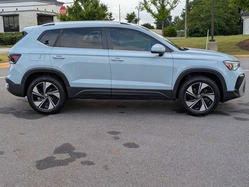 Used 2025 Volkswagen Taos SE AWD/4WD image 3