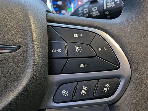 Used 2024 Chrysler Pacifica Touring-L image 19