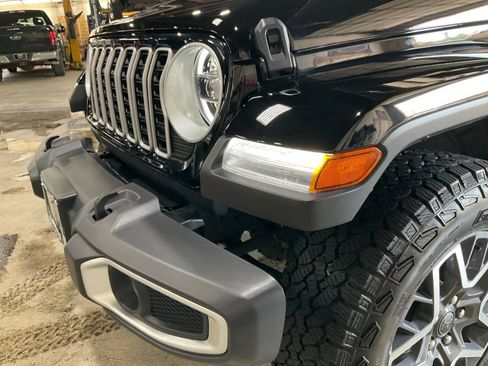 Used 2025 Jeep Wrangler Unlimited Sahara w/ Safety Group AWD/4WD image 24