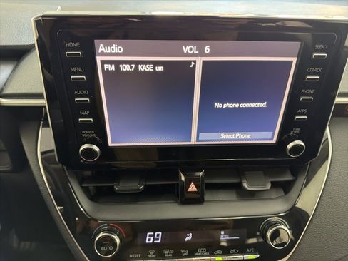 Used 2020 Toyota Corolla LE image 32