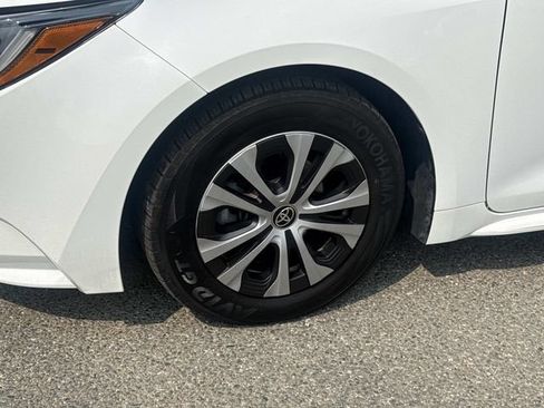 Used 2022 Toyota Corolla LE FWD image 3