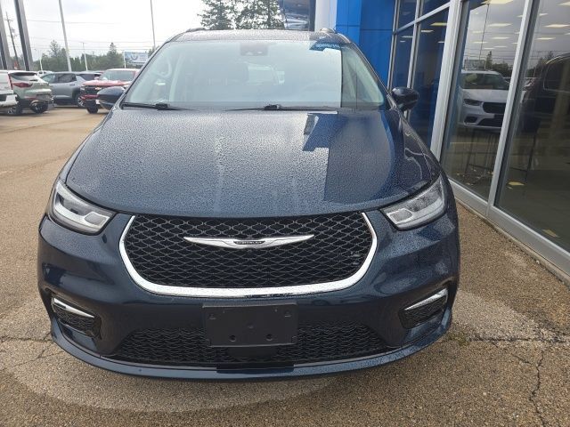 Used 2022 Chrysler Pacifica Touring-L FWD image 2