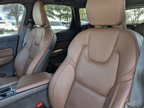 Used 2023 Volvo XC60 B5 Ultimate w/ Climate Package image 11