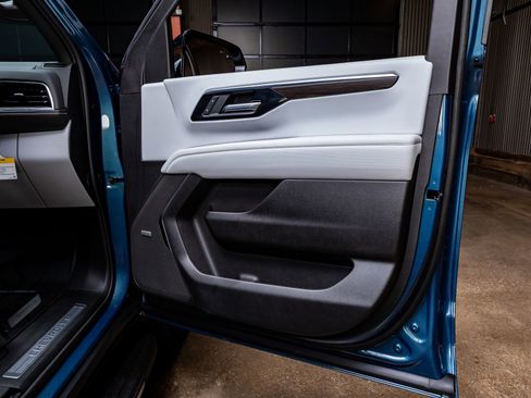 Used 2025 Chevrolet Suburban Premier w/ Sun And Tow Package image 34