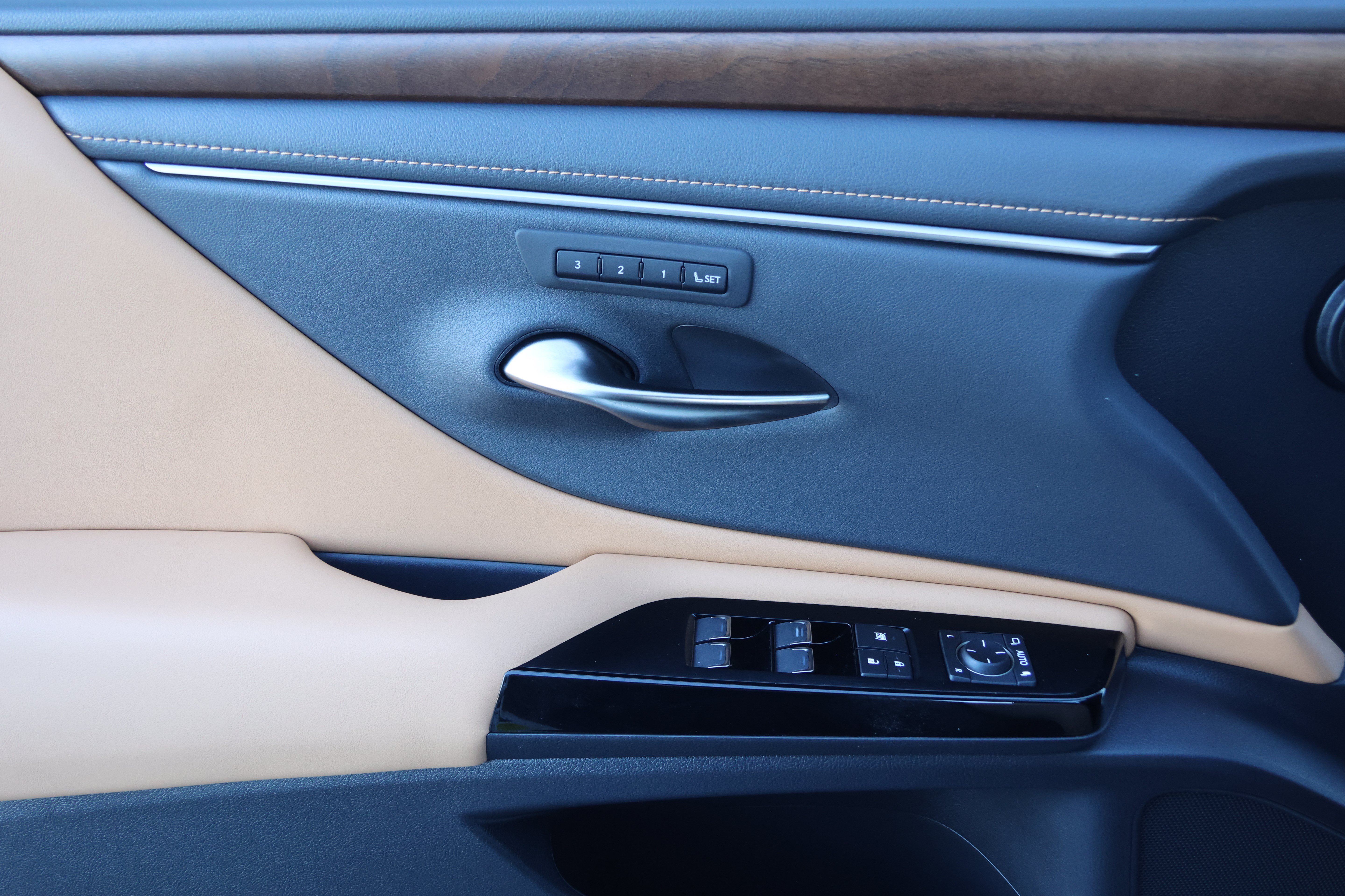 Used 2024 Lexus ES 350 w/ Premium Package FWD image 12