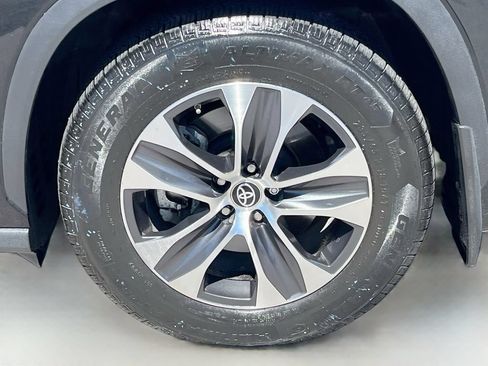 Used 2022 Toyota Highlander XLE AWD/4WD image 32