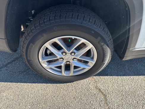 New 2025 Jeep Grand Cherokee L Laredo image 17