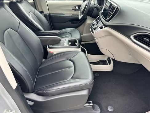 Used 2024 Chrysler Pacifica Limited FWD image 13