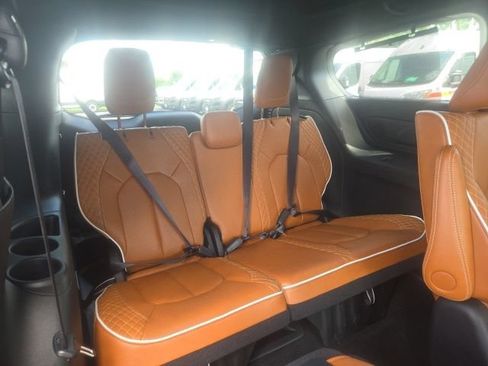Used 2025 Chrysler Pacifica Pinnacle FWD image 29