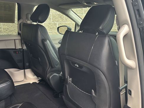 Used 2023 Chrysler Pacifica Touring-L FWD image 24