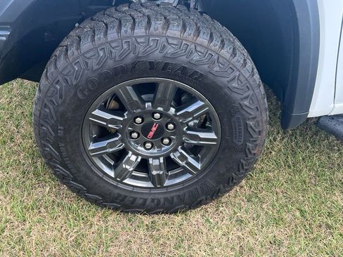 Used 2024 GMC Sierra 1500 AT4X image 9